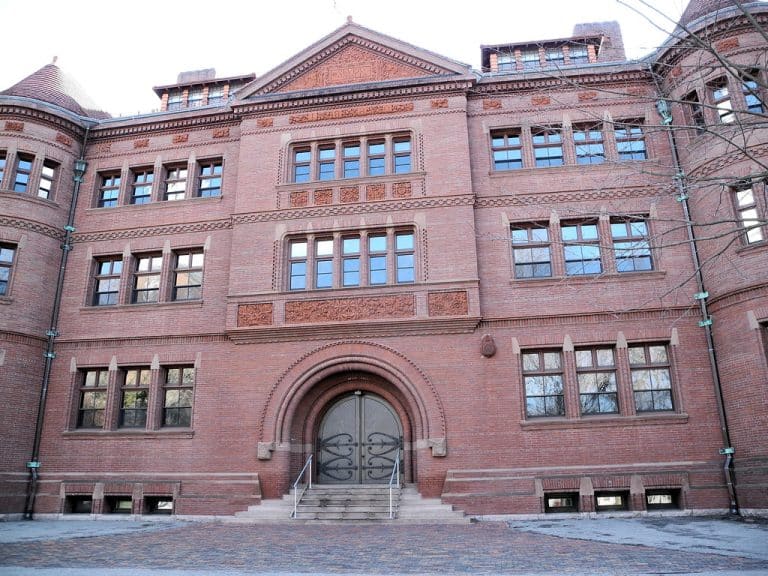Trump prohibió estudiantes extranjeros en la Universidad de Harvard. Un juez revocó la decisión