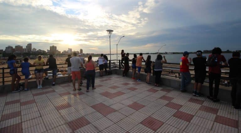 Más tarde, tiempo cálido con vientos predominantes del sur. Lluvias solo en el noroeste
