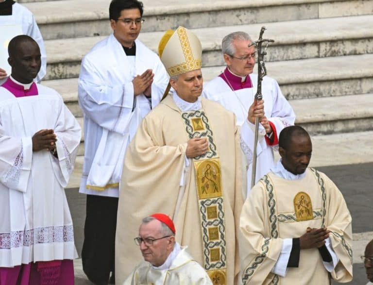 León XIV inicia su pontificado con llamado a la paz