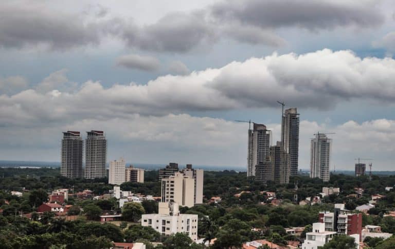 Jornada fría con cielo parcialmente nublado y vientos del sureste