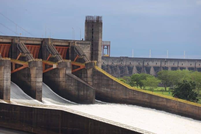 Si todavía no se consensua una tarifa en Itaipú, Brasil la tomará de manera unilateral, advirtieron.
