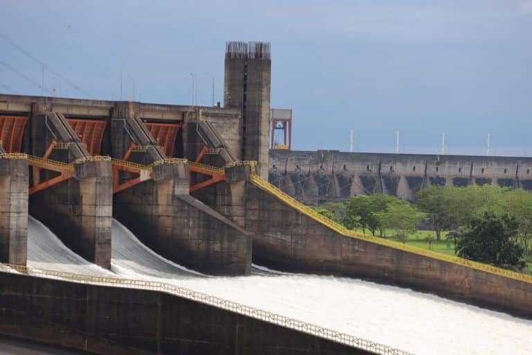 Si todavía no se consensua una tarifa en Itaipú, Brasil la tomará de manera unilateral, advirtieron.