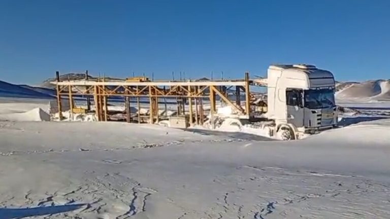 Ocho camioneros paraguayos fueron rescatados de las tormentas de nieve en Chile