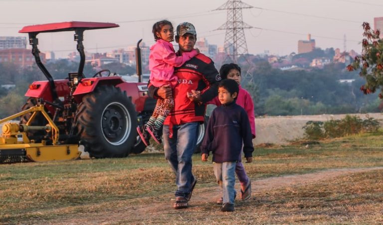 En Paraguay existen alrededor de 960.169 padres que viven con sus hijos, según el INE
