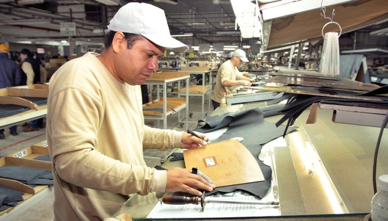 El presidente Peña firmó aumento de salario mínimo de 100.739 guaraníes