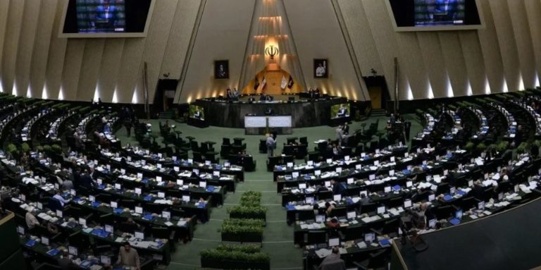 Irán suspende cooperación con OIEA y prohíbe ingreso de su director