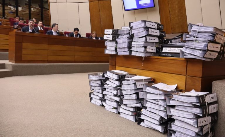 Intendente de Asunción presentó documentos en Diputados y rechazó informe de Contraloría