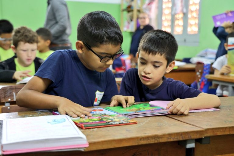 Kits en las escuelas no llegaron solo a los que tienen problemas de documentos, dijo el ministro de educación