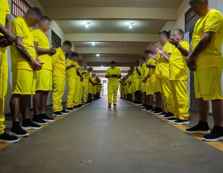 Por primera vez, hay uniformes para presos, obligatorios en nuevas penitenciarías