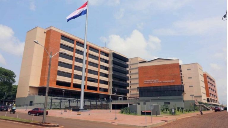 Juzgado ordenó prisión de policías imputados por extorsión. Jefe y subjefe fueron sustituidos