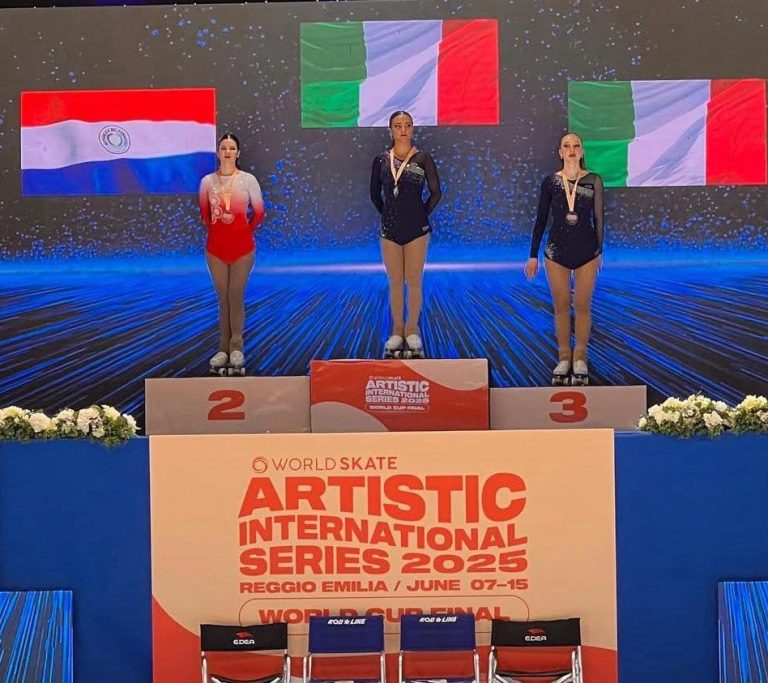 La patinadora Erika Alarcón gana presea de plata en Italia