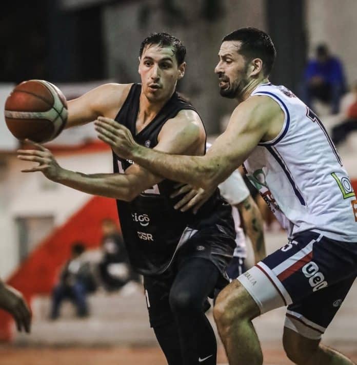 Los hermanos Peralta, Alejandro de Olimpia y Nelson de Ciudad Nueva, peleando por el balón en una situación del Juego 2 de la serie de play-offs.