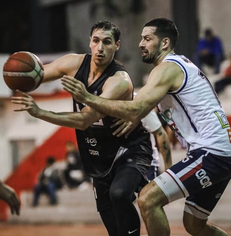 Los hermanos Peralta, Alejandro de Olimpia y Nelson de Ciudad Nueva, peleando por el balón en una situación del Juego 2 de la serie de play-offs.