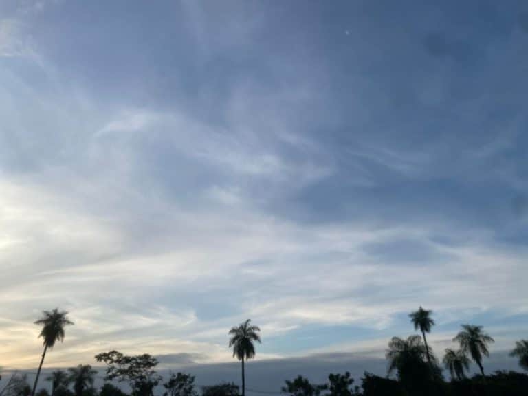 Mitad de semana cálido con probabilidades de lluvia