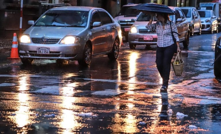 Jueves fresco a cálido con probabilidades de lluvia