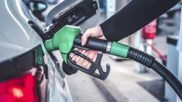 Sube el precio de los combustibles. Comienzan los emblemas menores