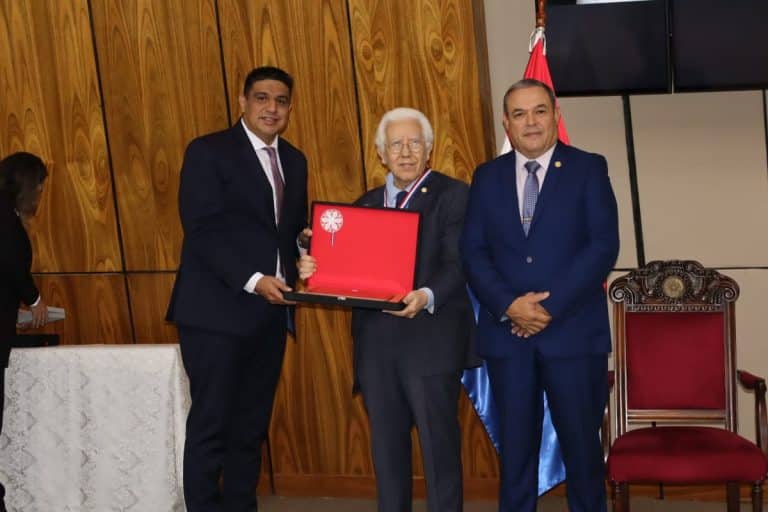 Pedro García recibe la «Orden Nacional al Mérito Comuneros»