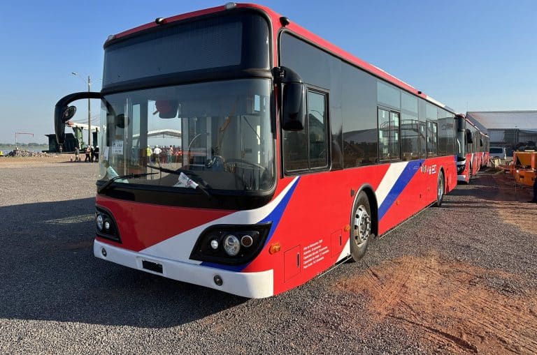 Ministra del MOPC, Claudia Centurión, oficializa incorporación de 30 buses taiwaneses al sistema de transporte público
