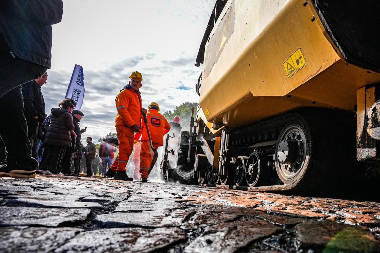 Peña puso en marcha el Plan 1000, un convenio entre MOPC e Itaipú para pavimentación en las ciudades del país