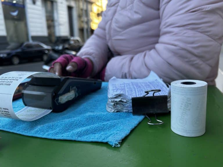 Unas tres mil personas en todo el país levantan las apuestas de la quiniela en todo el país. El contrato de la actual concesionaria vence en cuatro meses.