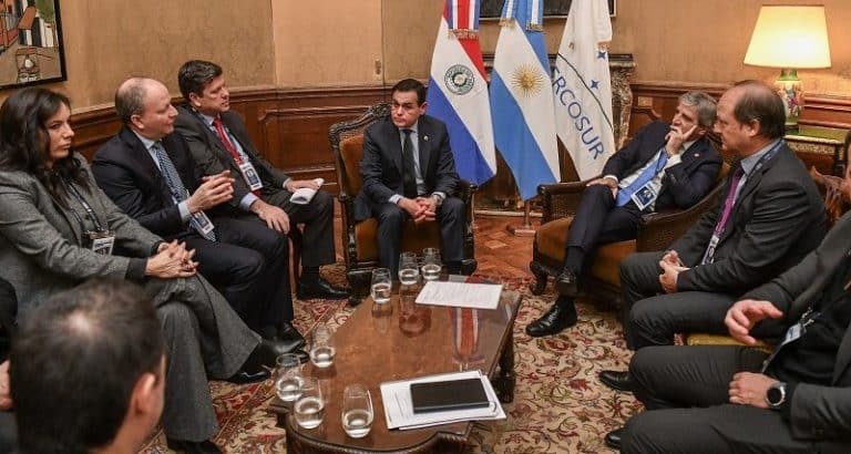 Paraguay y Argentina congelan decisión sobre trasbordo de barcos sobre el río Paraná