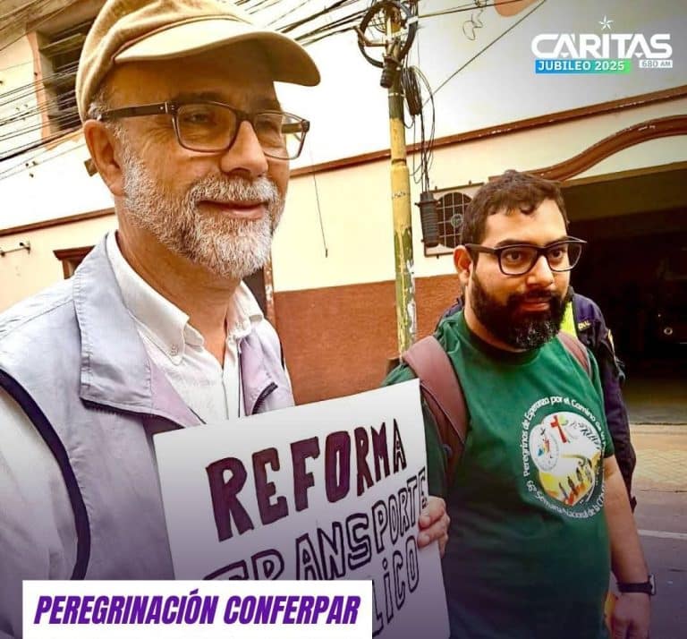 Policía quiso detener a un sacerdote por llevar cartel pidiendo reforma de transporte
