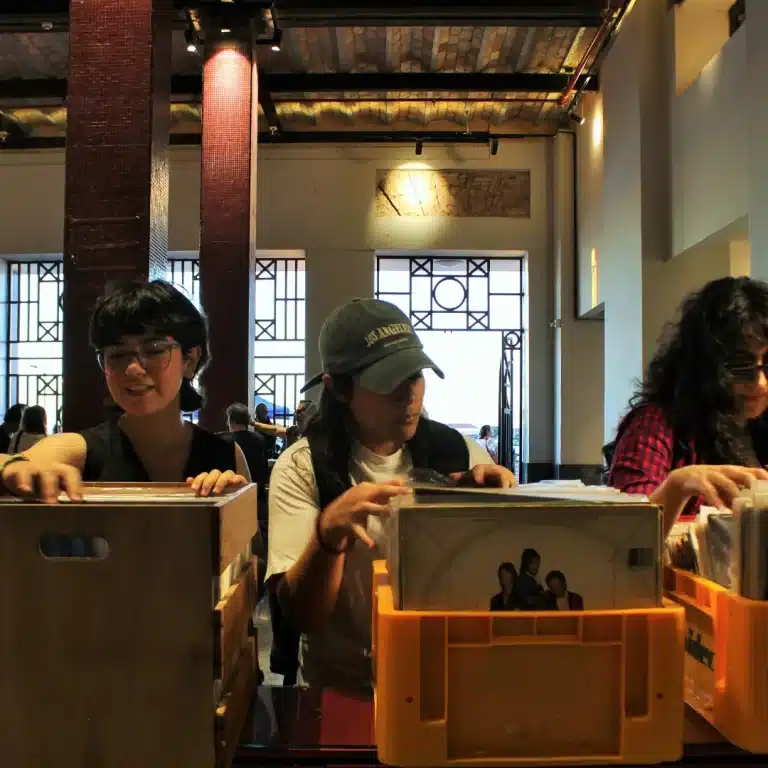 Feria de vinilos en el Centro Cultural del Puerto de Asunción