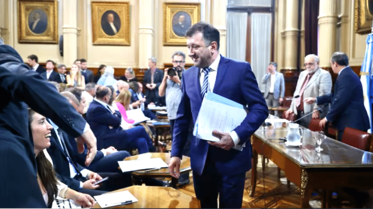 Exsenador argentino y su secretaria quedaron detenidos con tobilleras, por orden del juez