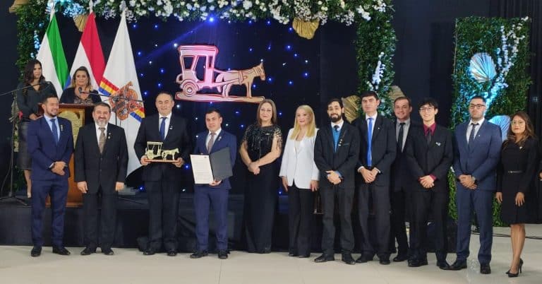 Destacan valor del compromiso social durante entrega de premios “Karumbe”