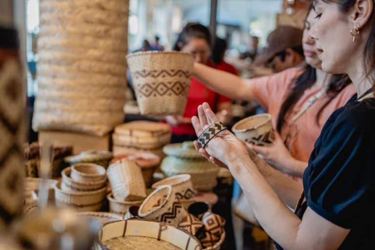 Pueblos originarios realizan Feria de Artesanía en Asunción, un encuentro intercultural
