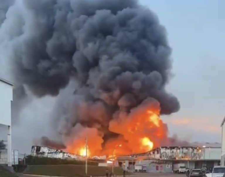 Incendio afecta seis empresas en Luque