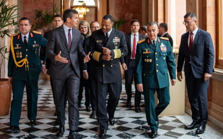 Jefe del Comando Sur desarrolla estrategias de defensa y seguridad con el presidente Peña
