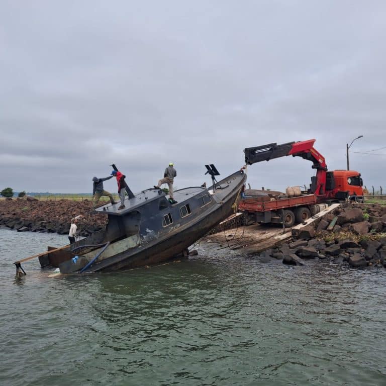 Armada Paraguaya reactiva patrullera LP 11 tras 10 años semihundida en el Paraná