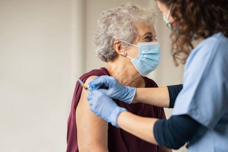 Quedan disponibles 32.000 vacunas antigripales para adultos mayores