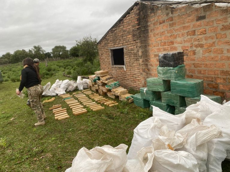 Incautan 800 kilos de presunta marihuana en operativo en Ñeembucú