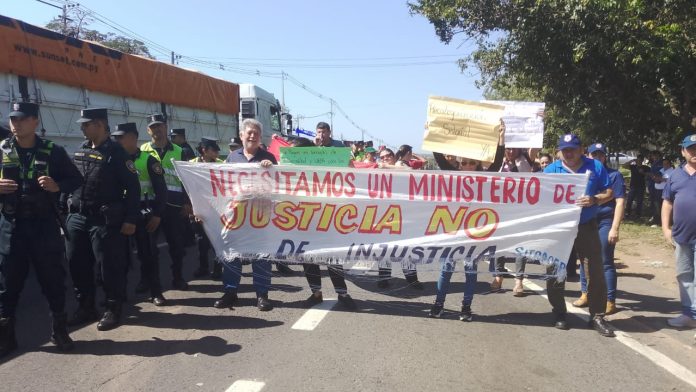 Funcionarios del Centro Educativa de Itauguá cerraron media calzada por una recategorización salarial.