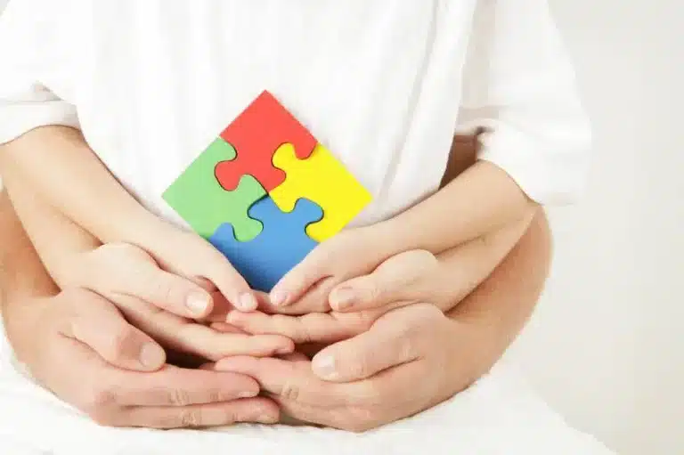 Testimonios Azules: escritora busca dar voz a padres de niños con autismo en Paraguay